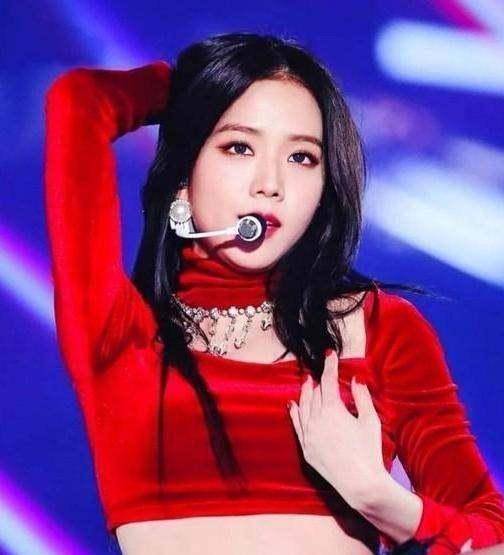 jennie和jisoo红衣舞台造型,风格不同,你喜欢哪一个?