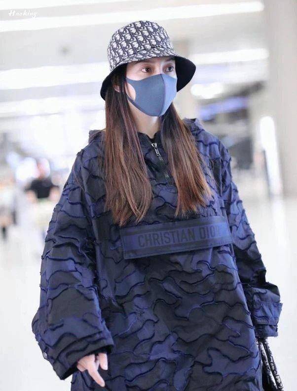 angelababy穿100000dior走机场,素颜黑眼圈挡不住"巨星风采"!