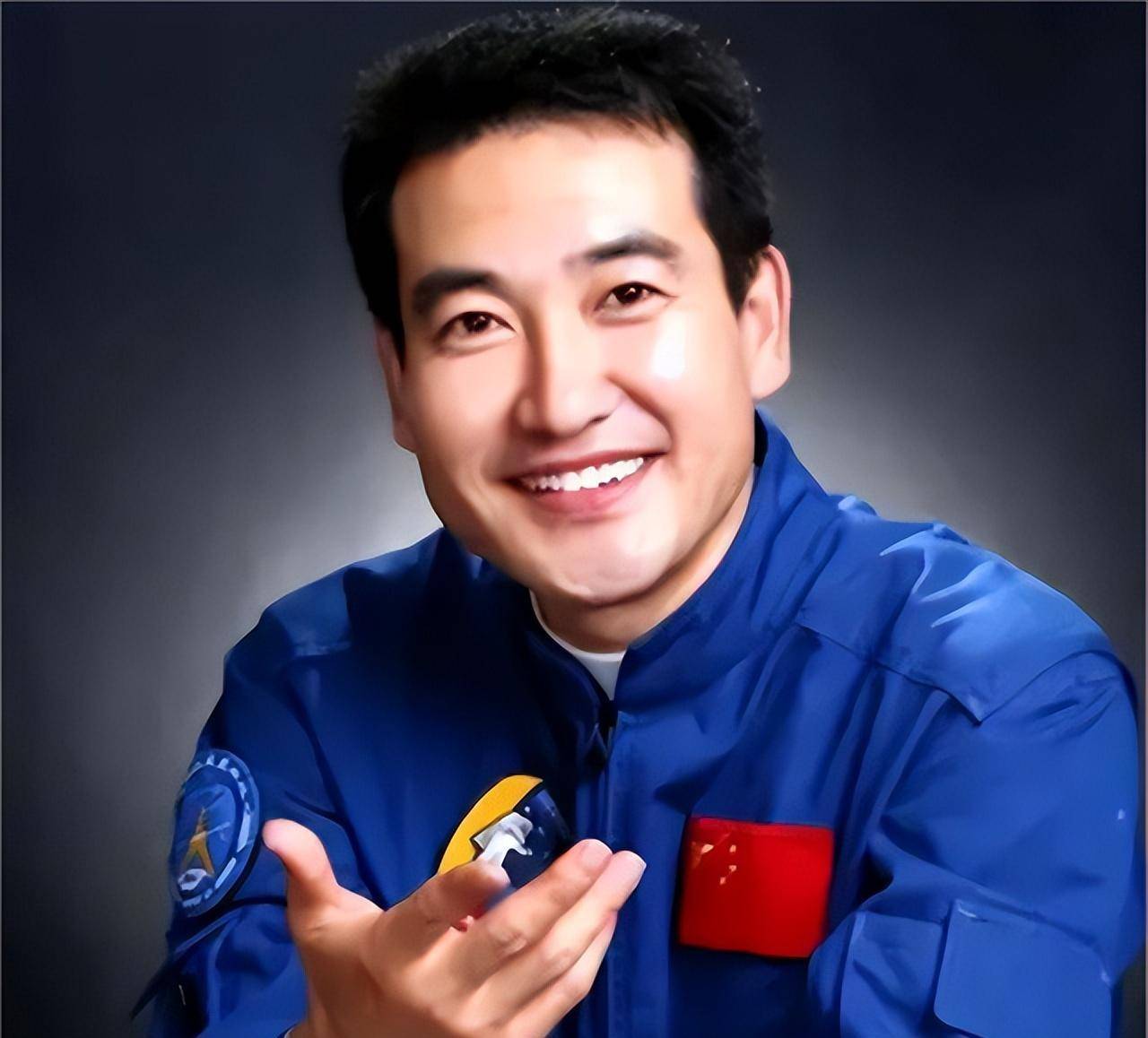 03年翟志刚结束任务后回家,却赶上母亲葬礼,姐姐:谁叫他都不起_贾桂芝