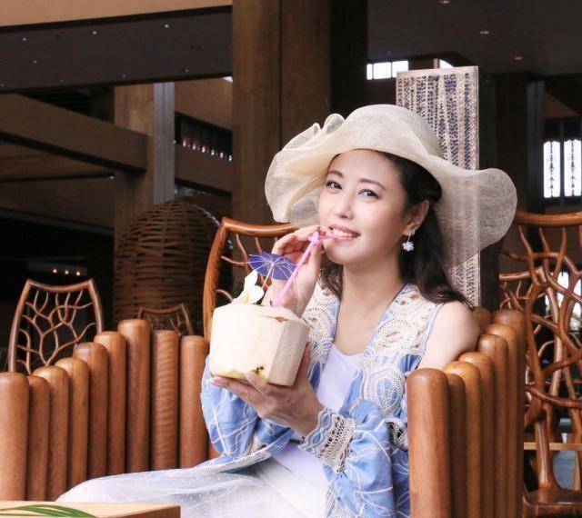 53岁周海媚近照,穿印花长裙高贵典雅,肤白貌美逆生长_腰带_感觉_裙摆