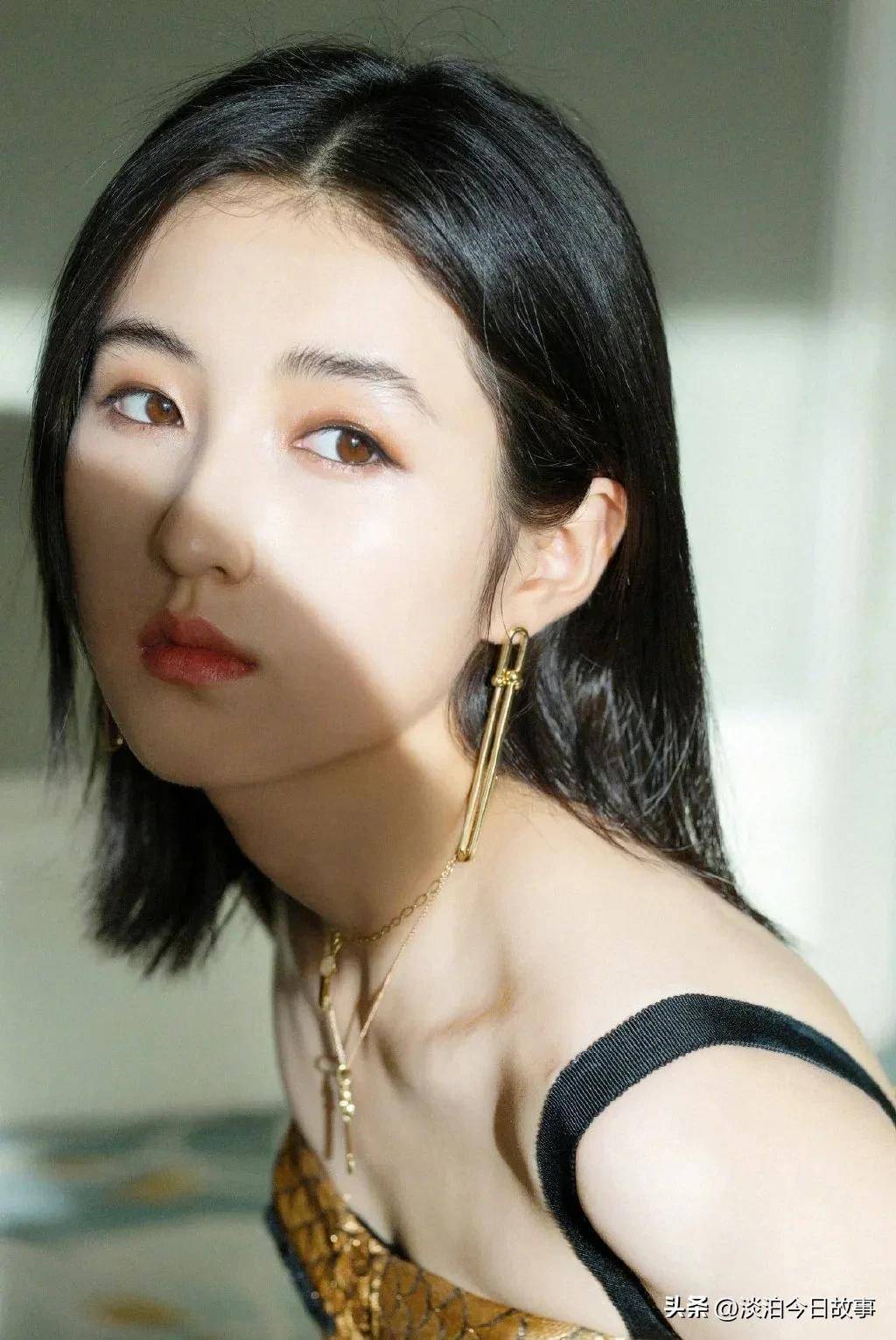 不放弃,不止于此与她的年龄相比,张子枫拥有的经历和成就都显得