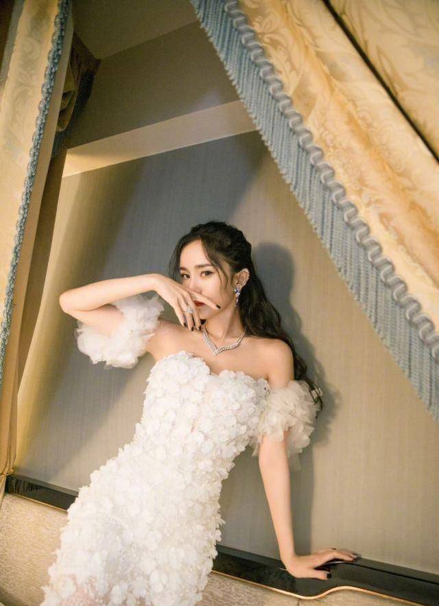 elle风尚大典杨幂红毯造型鉴赏:黑白礼服,珍珠耳廓,太魅惑_时尚_花朵