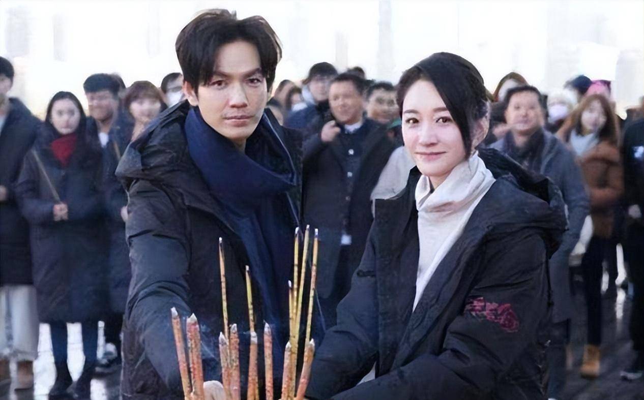 47岁钟汉良不服老,与30岁小花饰演情侣被吐槽,动图让人感到揪心_情况