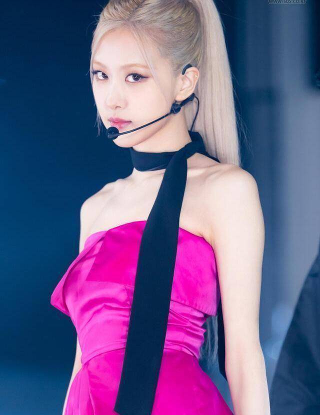 blackpink成员朴彩英被粉丝质疑抄袭殷世航,两人舞台画风