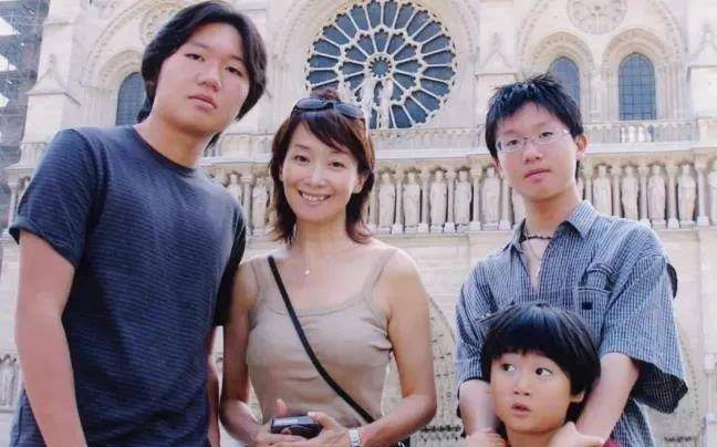 65岁玉女歌手晒豪宅,楼高4层价值超4千万,三个儿子毕业斯坦福_陈美龄