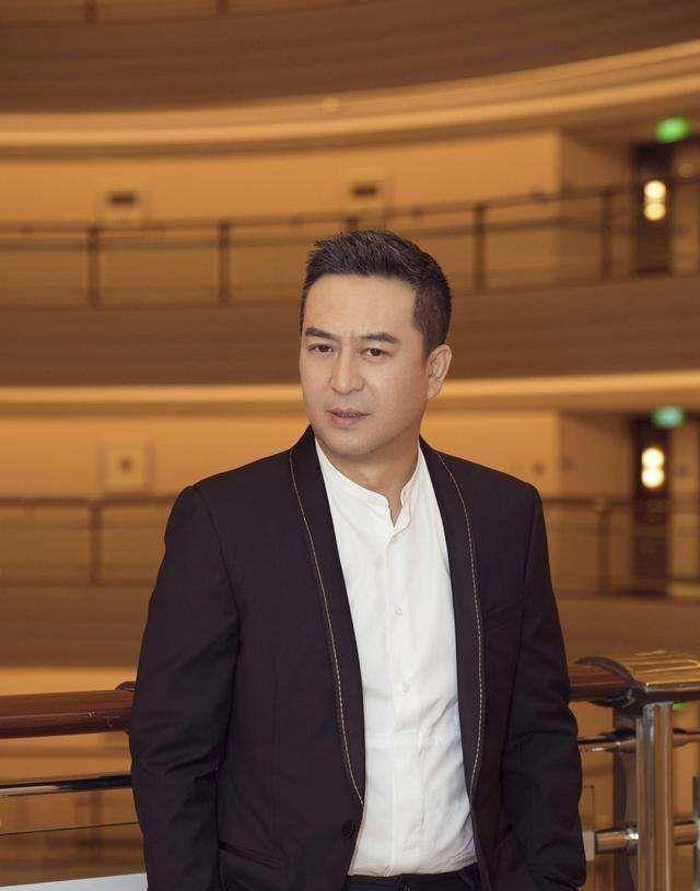 50岁张嘉译近照曝光,两鬓斑白显苍老,10岁女儿容貌清秀像爸爸_王海燕