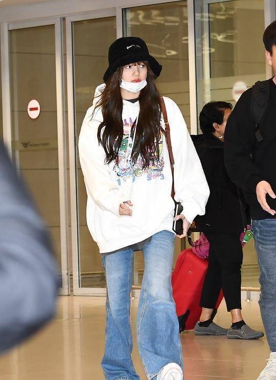 blackpink成员lisa走机场,黑色毛绒帽搭配白色宽松卫衣,衣品太好_时尚