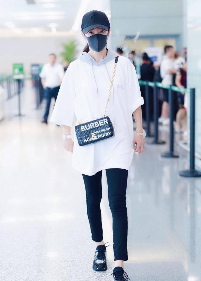 46岁李冰冰换新造型走机场"火"了,条纹衬衫搭配牛仔裤,真减龄_衣服