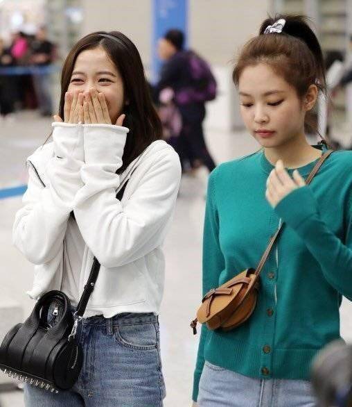 jennie闺蜜穿搭太抢眼,高马尾活力十足,孔雀蓝穿得好高级_jisoo_自然