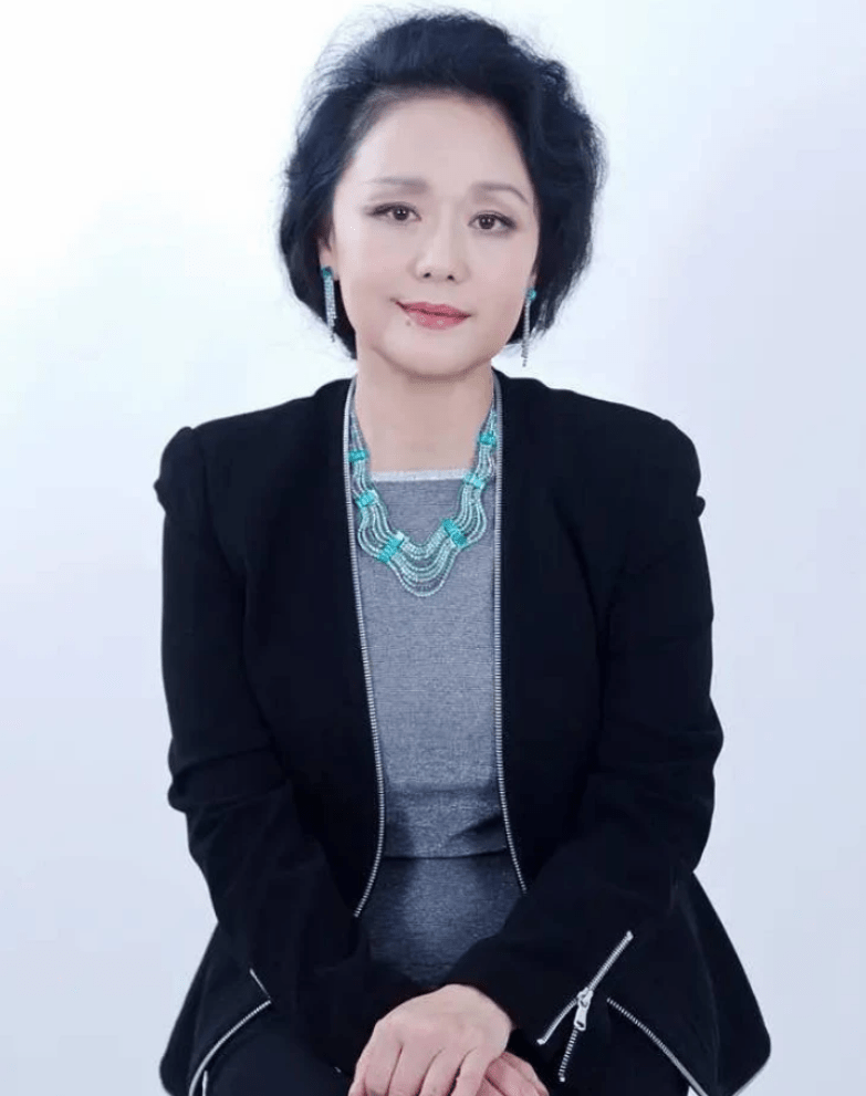 廖学秋:4岁父母双亡,婚姻失败,遭乐嘉强吻,如今69岁仍单身_母亲_生活