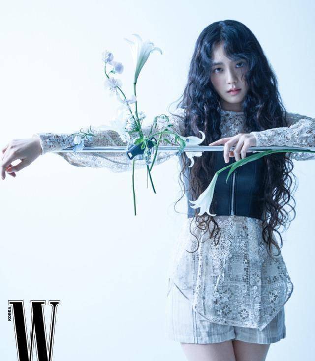 blackpink金智秀杂志公开,场景搭建过于简单,人美但