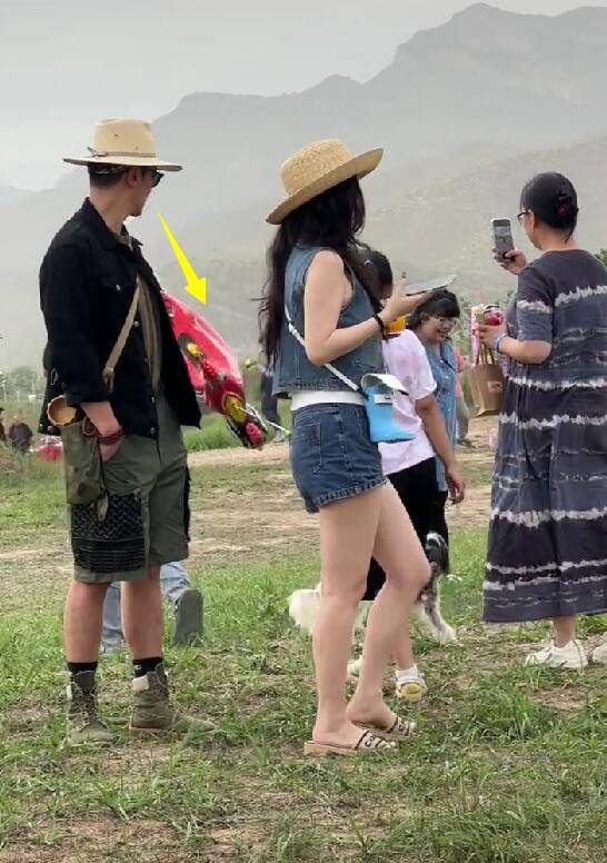 42岁霍思燕彻底放飞自我,穿拖鞋,大腿粗壮,走路姿势遭群嘲!