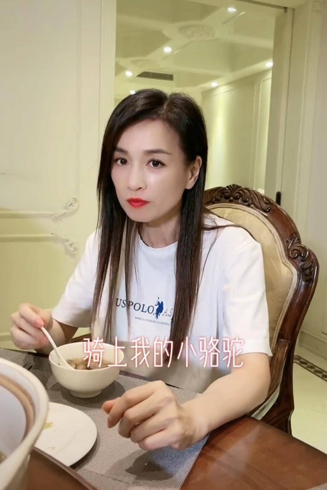 51岁张庭带孩子家中热舞,女儿五官与父亲如同复制,儿子获赞高颜值