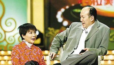 59岁"百变笑星"蔡明,与导演丈夫恩爱35年,儿子是知名编剧_表演_小品