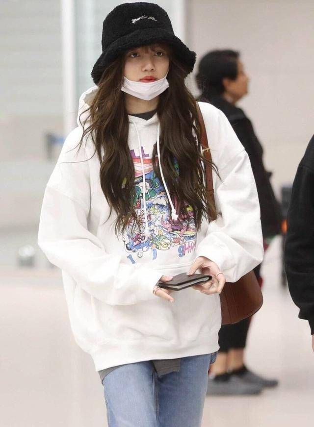 blackpink成员lisa走机场,黑色毛绒帽搭配白色宽松卫衣,衣品太好_时尚