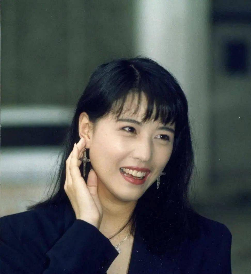 53岁前tvb花旦短发吸睛,冻龄外貌惊艳网友,被赞像永远的25岁_周海媚