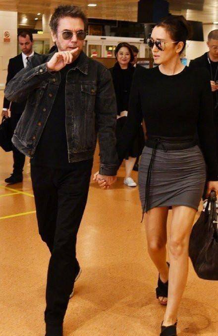 54岁巩俐罕见走机场,黑色紧身衣配包臀裙,同框71岁老公像同代人_女性