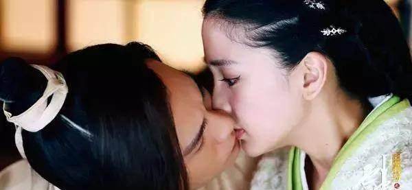 嘴都亲变形了~baby与钟汉良那波波打的,像我这种老司机都看的面红耳赤