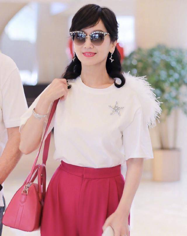 运动外套很能起到青春减龄的效果,给人邻家大姐姐的既视感,雅芝姐在