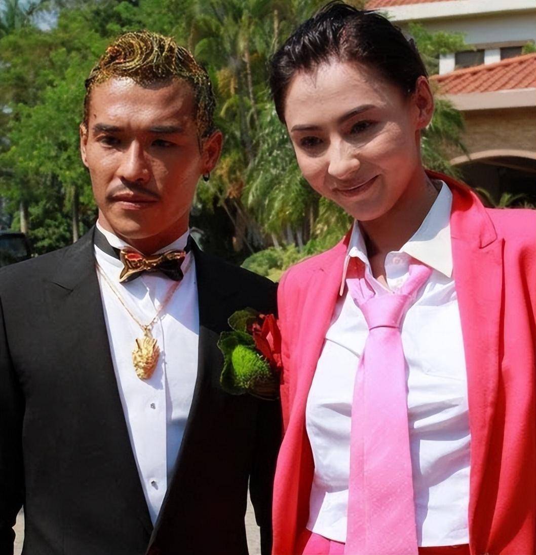 小他们5岁的弟弟张柏文,倒是跟张柏芝有点相似,但相比张柏芝的高颜值