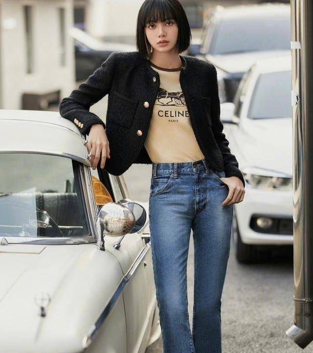 blackpink成员lisa新造型公开,朋克风干练,霸气坐在车盖上好飒_竞争