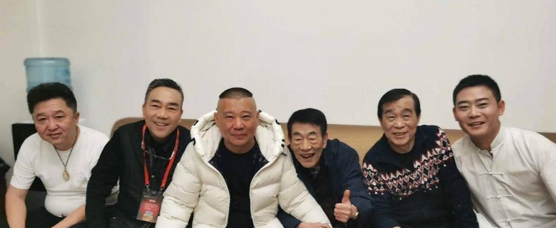 90岁杨少华瘦到脱相,坐百万豪车外出,衣裤空荡走路需韩兆搀扶_郭德纲