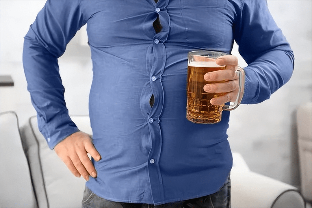 肝腹型肥胖,最常见的是典型的啤酒肚,你会经常在烧烤摊上的中年男人