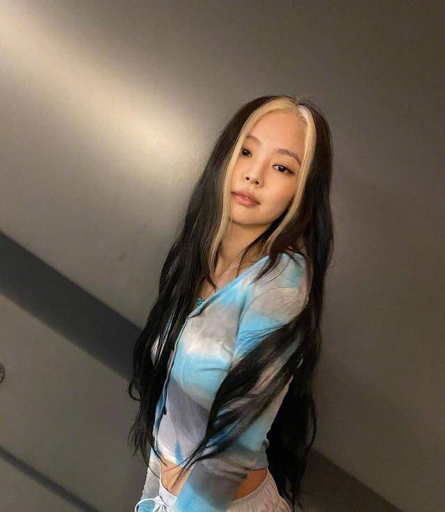 jennie划水是真有腿伤?