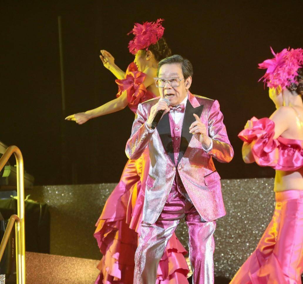 90岁修哥香港红馆开演唱会,干儿子张学友下跪,众多香港大咖到场_胡枫