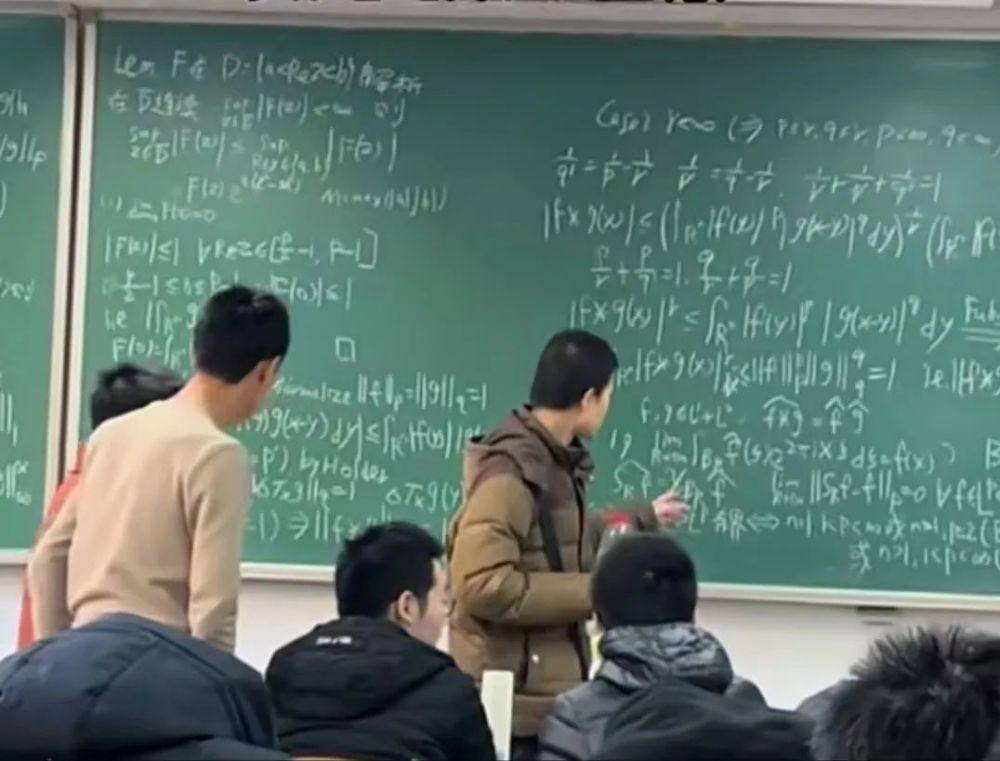 韦神在黑板上写着密密麻麻的数学公式,背对着讲台嘴里面不停地讲着