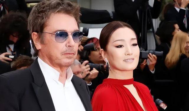 巩俐携老公走戛纳红毯,红袍加身似女王,获"国宝"级待遇引热议