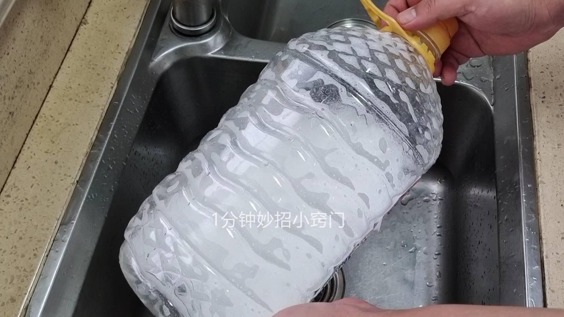 剪一刀放在厨房和卫生间,家人都用得到,省钱又实用_油渍_热水_纸巾