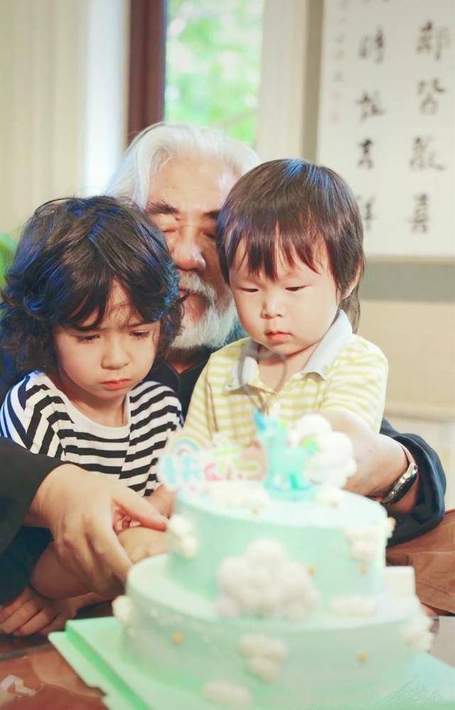 70岁张纪中携家人庆六一,小女儿还不满一岁,混血儿子一脸不开心_马丁