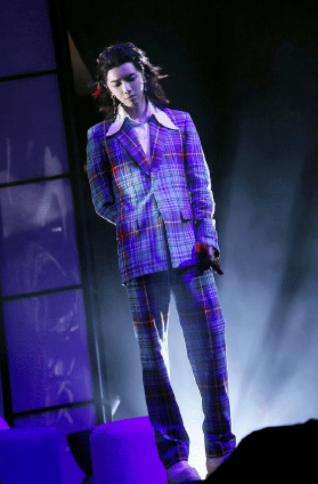 华晨宇王悦伊低调秀恩爱,两人穿情侣装,戴情侣口罩,细节好浪漫甜蜜