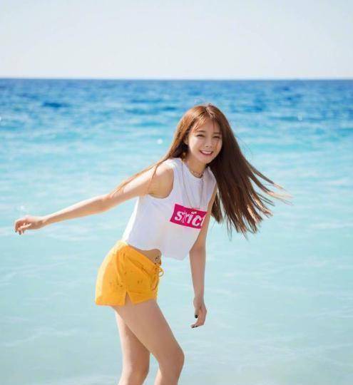 47岁黎姿带孩子出游很低调,白色t配黑色运动裤,青春活力很显嫩_显得