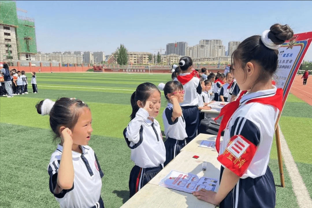 包头市九原区第一实验小学举行一年级队前教育暨少先队知识大闯关