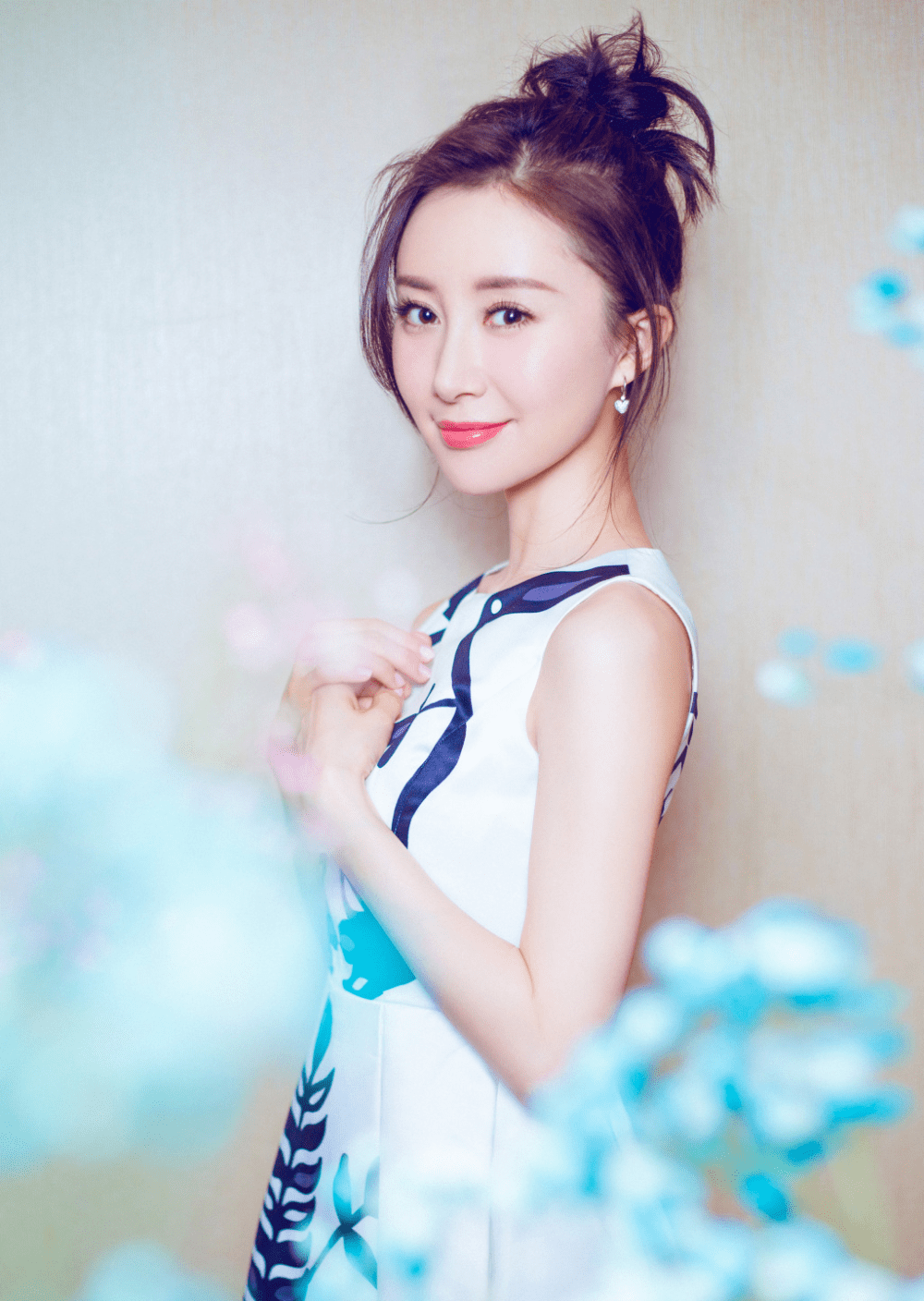 33岁舒畅近照曝光,脸僵硬发际线上移,网友:像刘敏涛和蔡明结合_视频