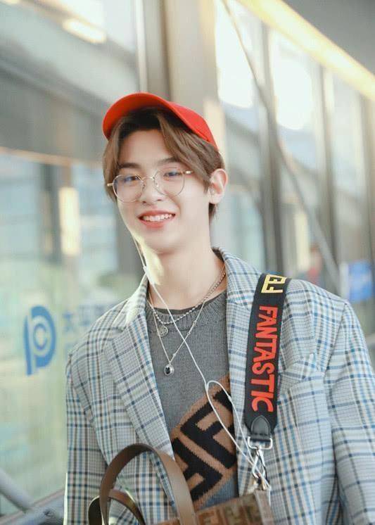 黄明昊_范丞丞_鸭舌帽