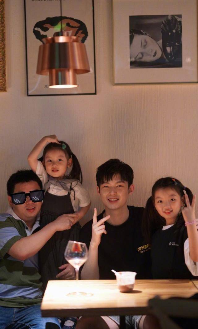 恍若亲生父母父亲和女儿般幸福,董力赶紧追个闺女吧……董力将阿拉蕾