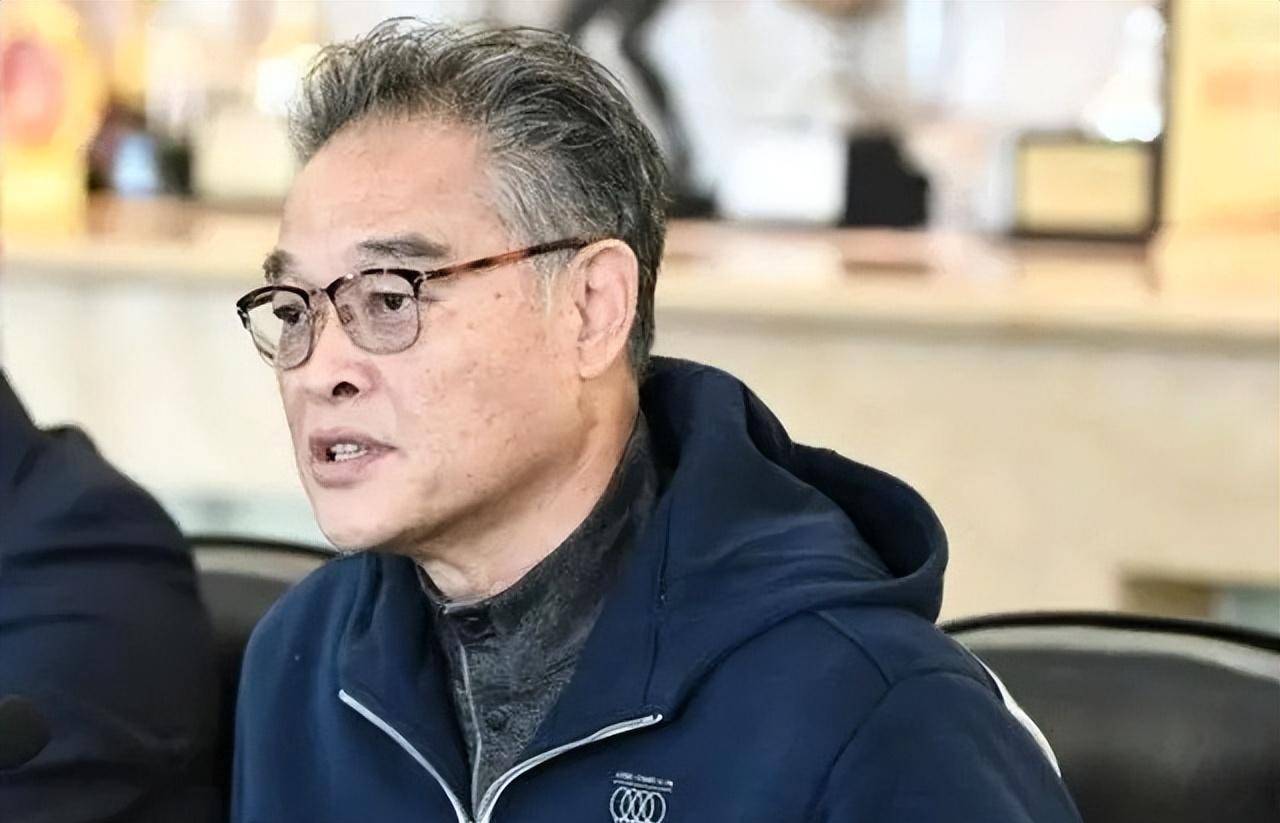 足坛名宿王后军葬礼:徐根宝献花,范志毅哭得凶,千人送别_王厚军_的