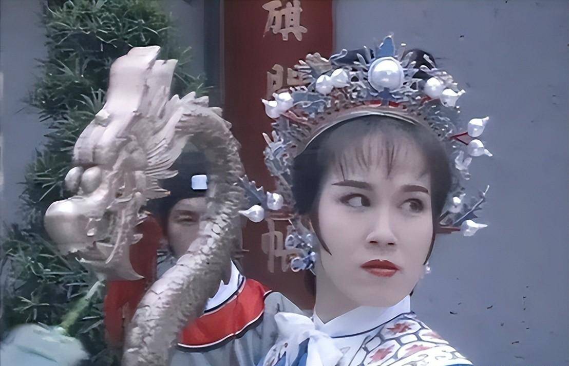 《我和僵尸有个约会》饰演蛇妖白素贞,为了等待许仙的转世,化名白素素