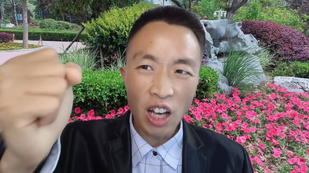 岳飞的大儿子岳云12岁从军,被岳飞编入到 部将张宪手下,当了一名小卒.