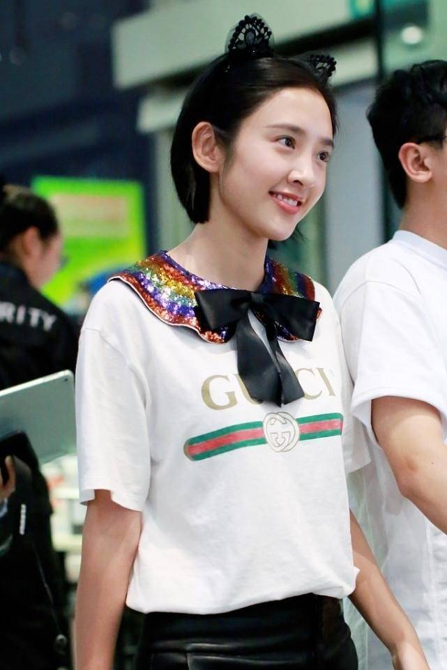 有一种自信叫做唐艺昕素颜,弄着猫女郎的发卡,穿着皮裤也不嫌热_时尚