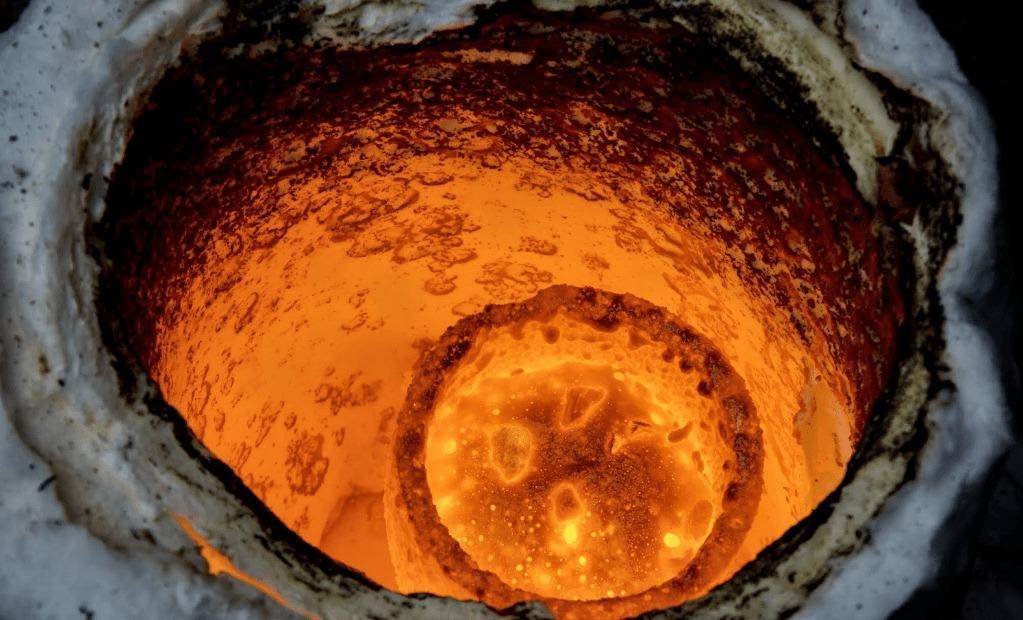 坩埚有多厉害?一千多度的钢水也无法熔化它,到底是啥材料做的?