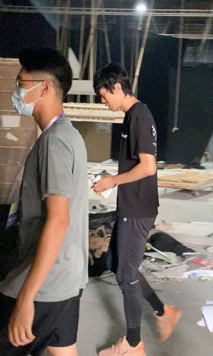 相对于张国伟的体能和身高来讲,他跟郭敬明站在一块绝对会是一个极大