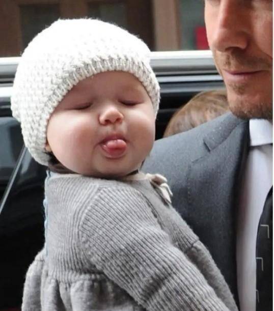 阿汤哥和贝克汉姆看球赛,贝克汉姆有小七陪,阿汤哥8年未见女儿_苏瑞