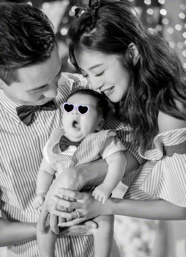 可以看得出来,婚后安以轩的状态一直不错,也在去年为我们带来了生子