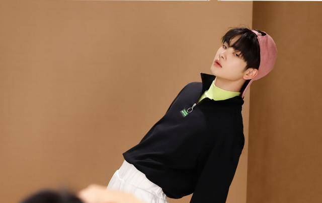 rise男团七夕特辑,周震南挑战荧光绿,焉栩嘉夏之光"情侣装"?