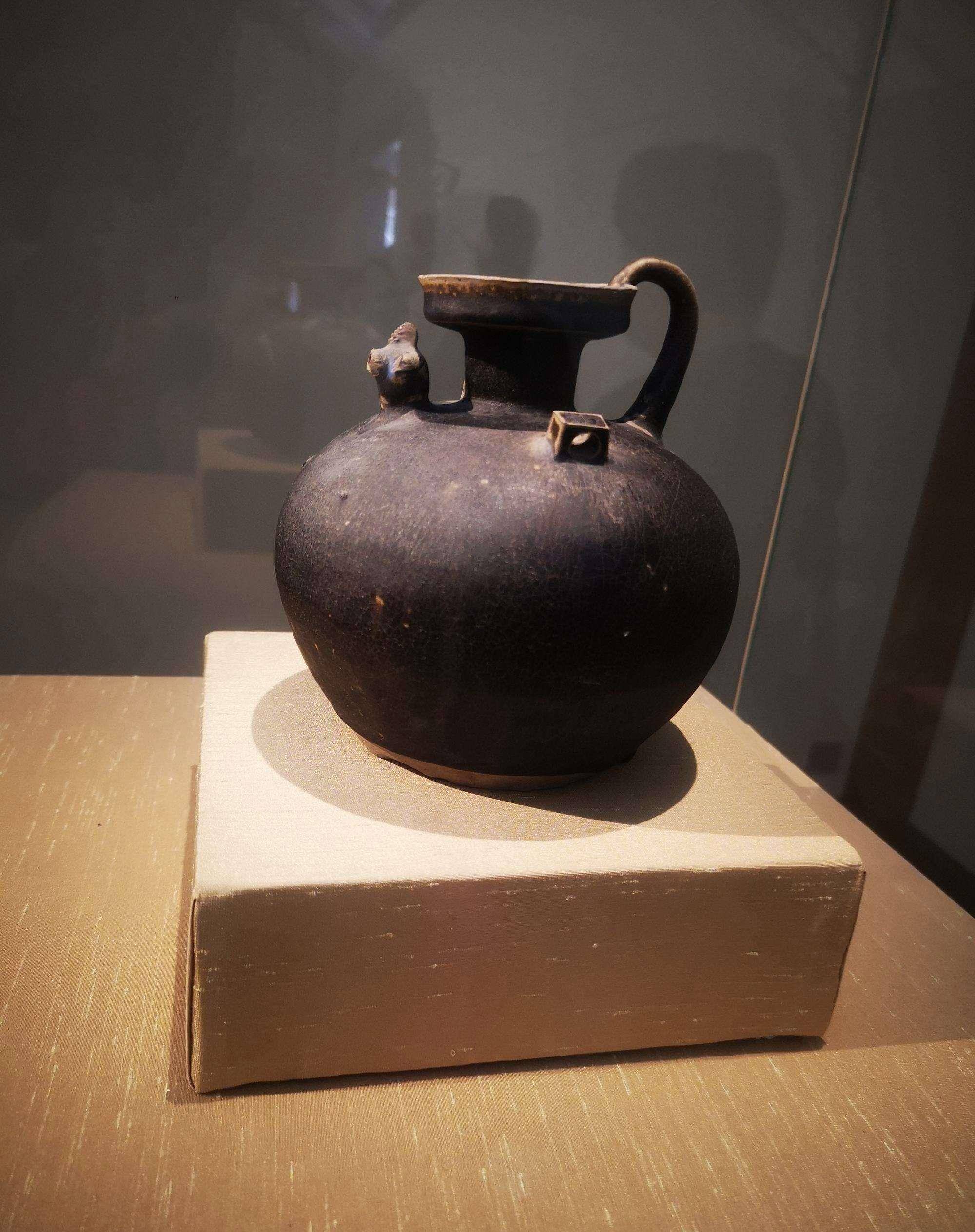 韩国首尔千年王陵,出土中国古代鸡头壶,网友:难得承认是中国的_我国