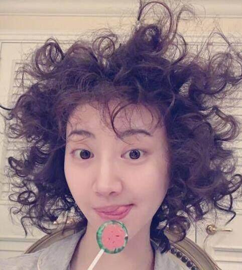 爱吃棒棒糖的六位明星,只有最后一位真爱吃,其他都是摆拍_杨颖_杨幂